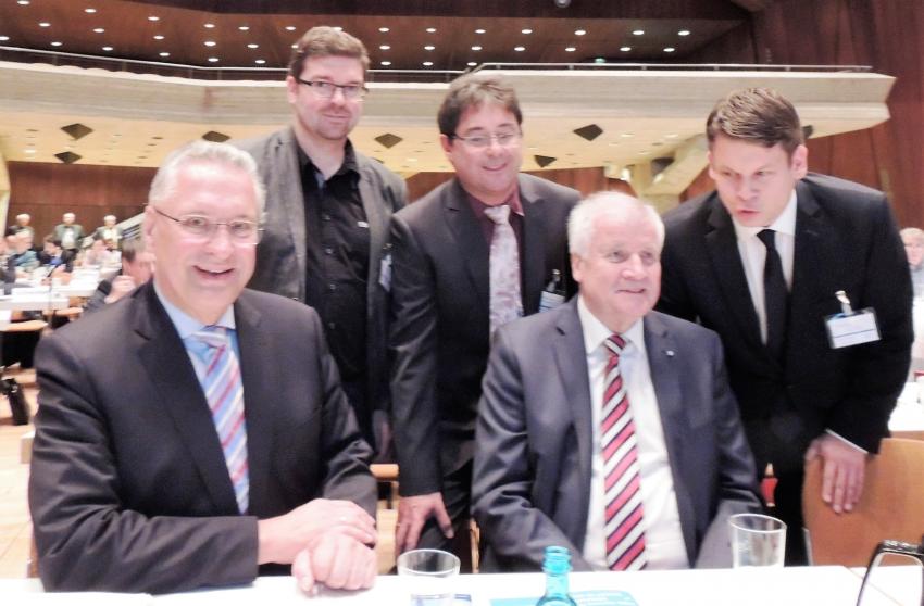  Marco Vollath aus Erbendorf, Stefan Prechtl (Kemnath) und Dr. Benjamin Zeitler suchten auf der MU-Landesversammlung das Gespräch mit Innenminister Herrmann, sowie Ministerpräsident Seehofer. Stefan Prechtl wurde zudem mit dem besten Stimmergebnis aller Gewählten als Schriftführer in den MU-Landesvorstand wieder gewählt.